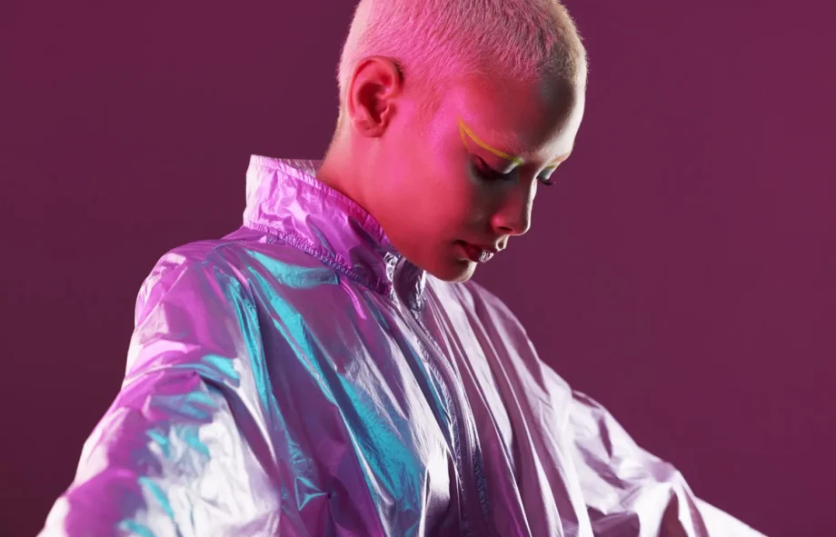 woman-holographic-fashion