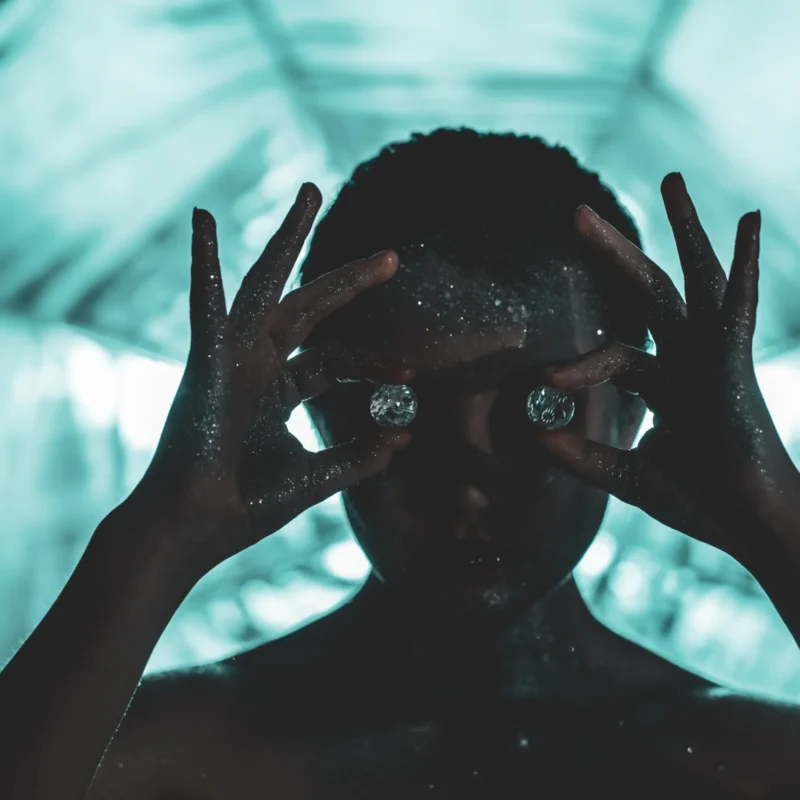 close-up-portrait-hand-holding-wet-swimming-pool