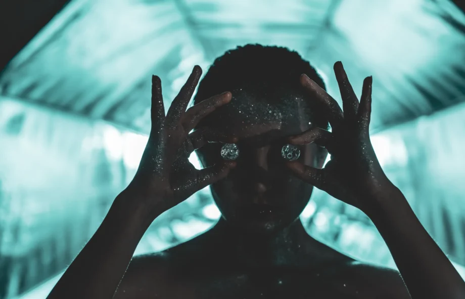 close-up-portrait-hand-holding-wet-swimming-pool